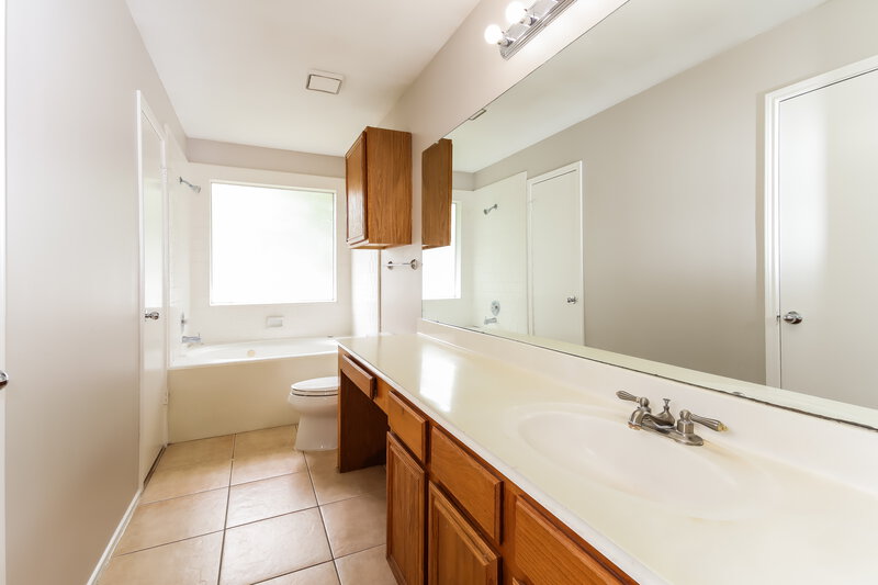 1,955/Mo, 8623 E Rachlin Cir Houston, TX 77071 Main Bathroom View 2