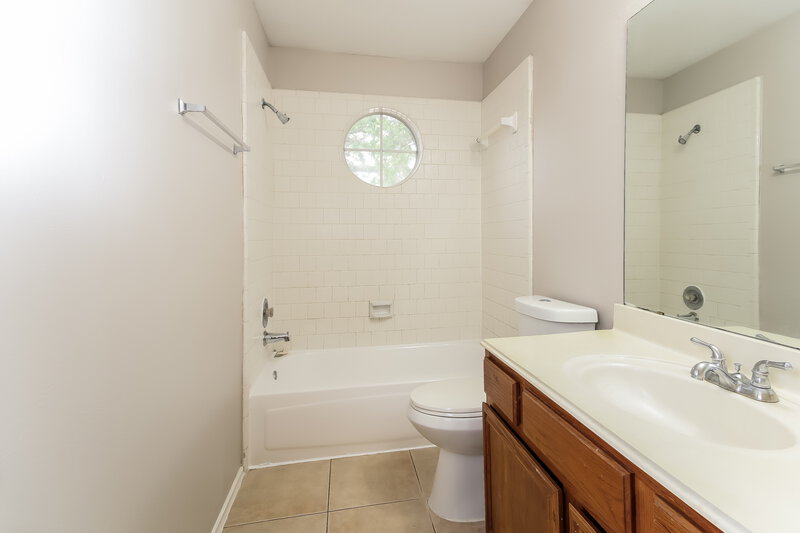 1,955/Mo, 8623 E Rachlin Cir Houston, TX 77071 Bathroom View 3
