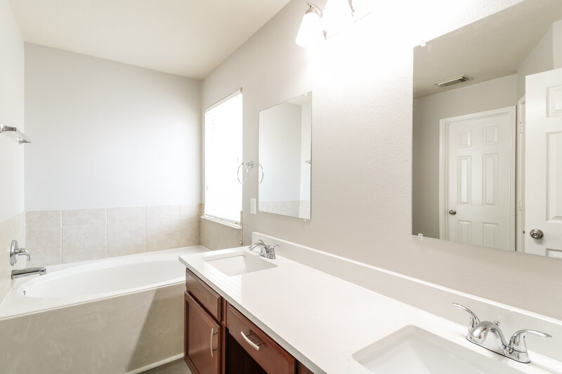2,095/Mo, 9422 Camelia Crest Ln Houston, TX 77064 Main Bathroom View