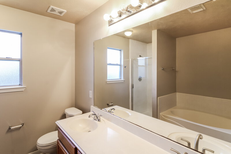 1,870/Mo, 12315 Claresholm Dr Tomball, TX 77377 Main Bathroom View