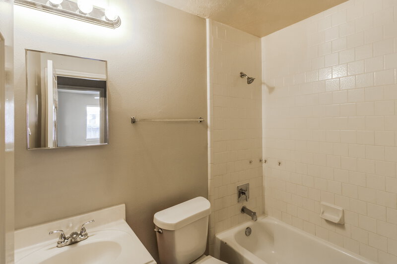 1,870/Mo, 12315 Claresholm Dr Tomball, TX 77377 Bathroom View