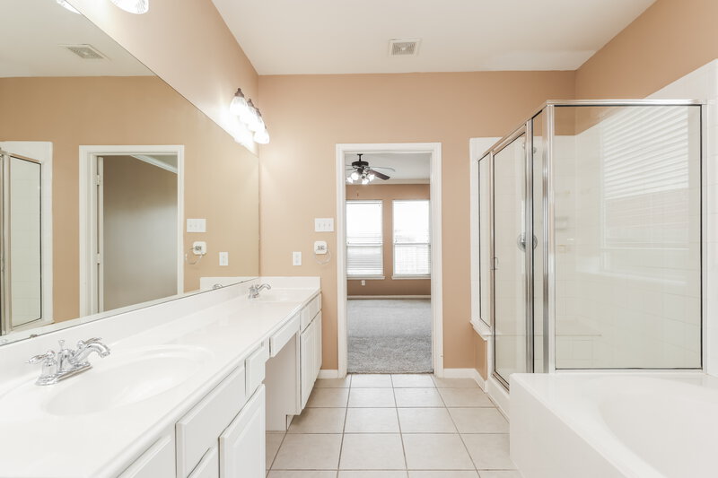 2,515/Mo, 17907 Calico Glen Ln Houston, TX 77084 Main Bathroom View 2