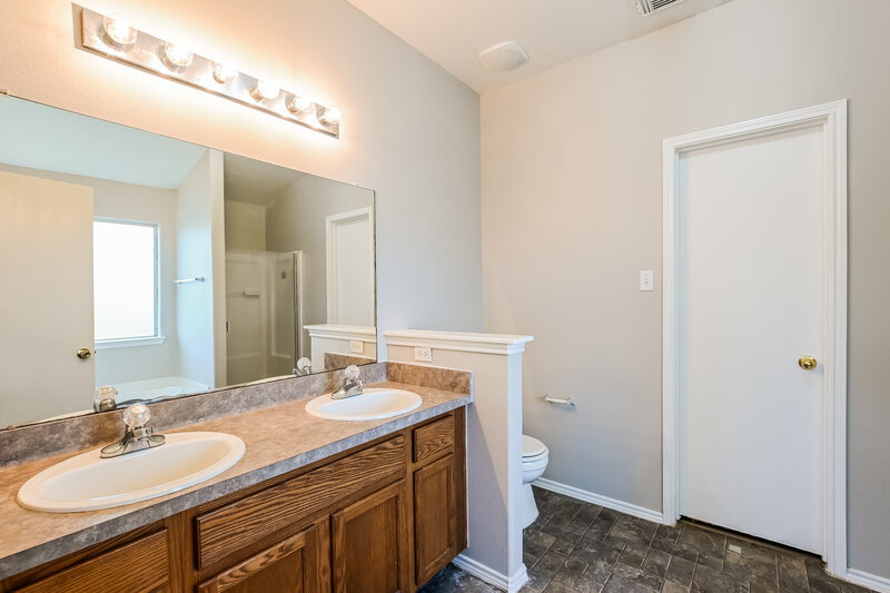 2,640/Mo, 7727 Painted Desert Dr Cypress, TX 77433 Main Bathroom View