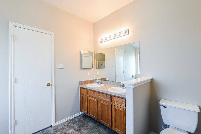 2,640/Mo, 7727 Painted Desert Dr Cypress, TX 77433 Main Bathroom View 2