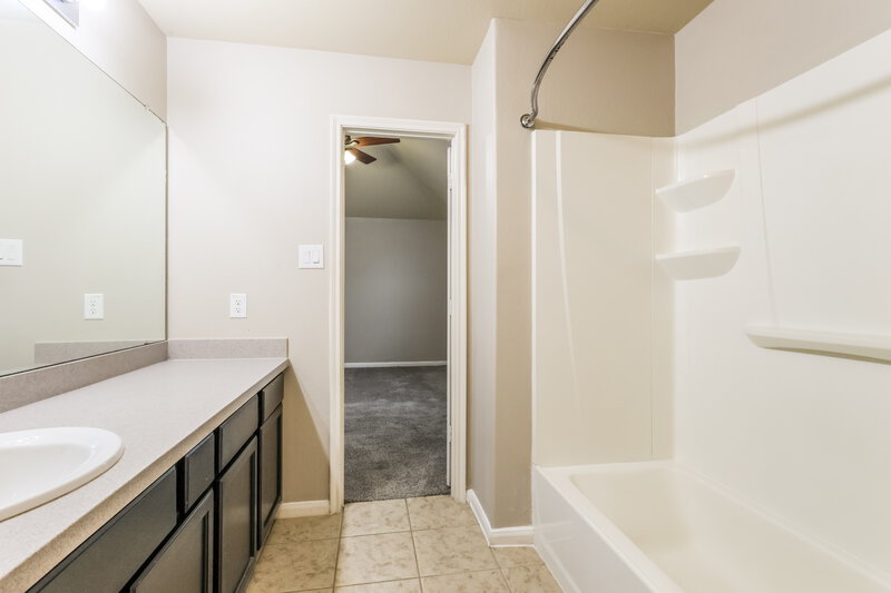 2,130/Mo, 18706 Walden Glen Cir Humble, TX 77346 Main Bathroom View 2