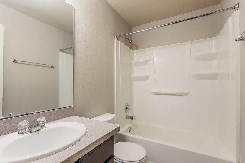 2,130/Mo, 18706 Walden Glen Cir Humble, TX 77346 Bathroom View