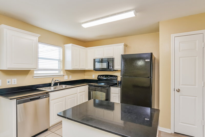 1,680/Mo, 4002 Hollow Cove Ln Richmond, TX 77469 Kitchen View 2