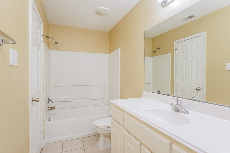 1,680/Mo, 4002 Hollow Cove Ln Richmond, TX 77469 Main Bathroom View 2
