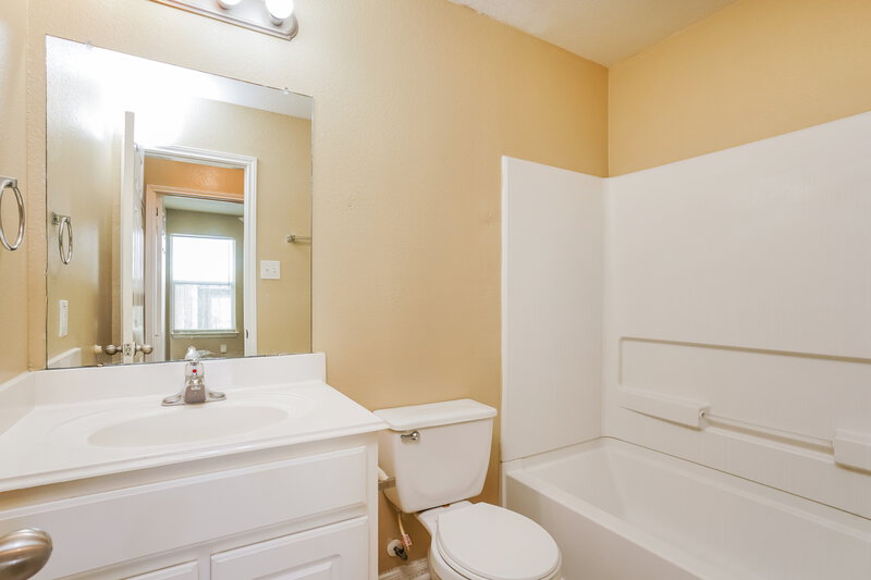 1,680/Mo, 4002 Hollow Cove Ln Richmond, TX 77469 Bathroom View