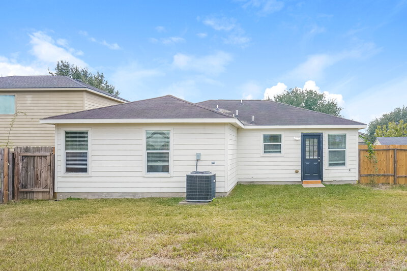 1,680/Mo, 4002 Hollow Cove Ln Richmond, TX 77469 Rear View