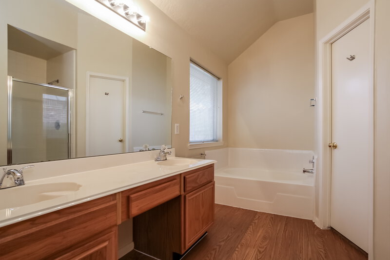 2,125/Mo, 7011 Fuchsia Ln Humble, TX 77346 Main Bathroom View