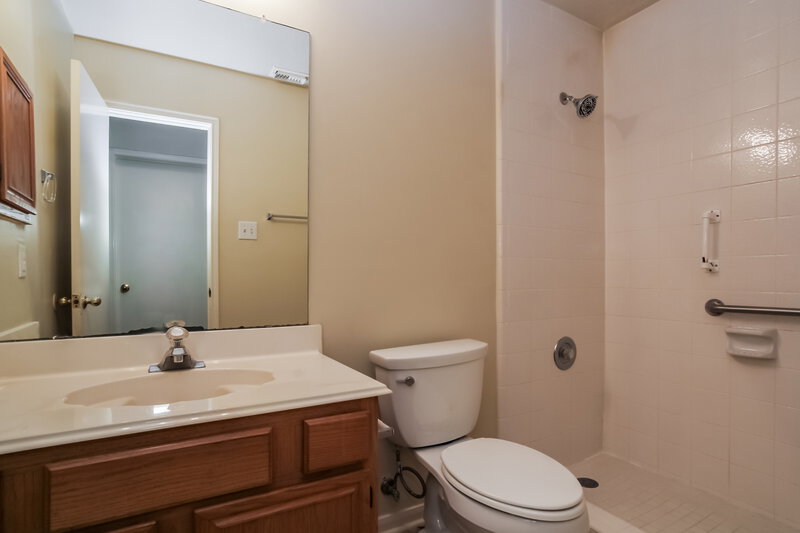 2,125/Mo, 7011 Fuchsia Ln Humble, TX 77346 Bathroom View 2