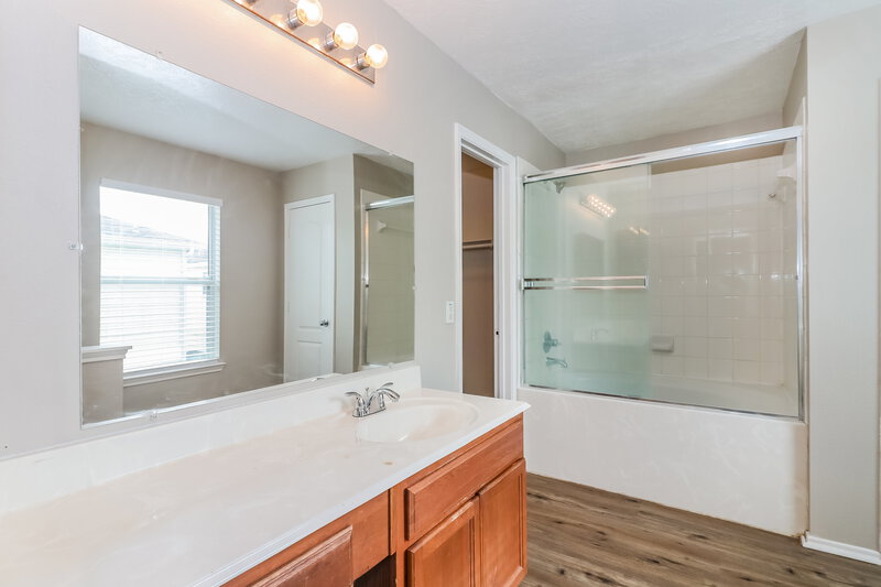 2,065/Mo, 2730 Skyview Grove Ct Houston, TX 77047 Main Bathroom View 2