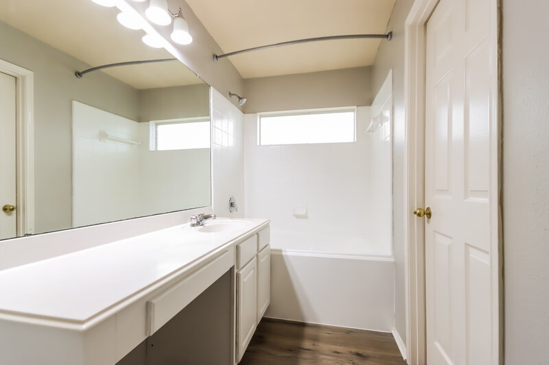 1,720/Mo, 12123 Carriage Oak Cir Humble, TX 77346 Main Bathroom View