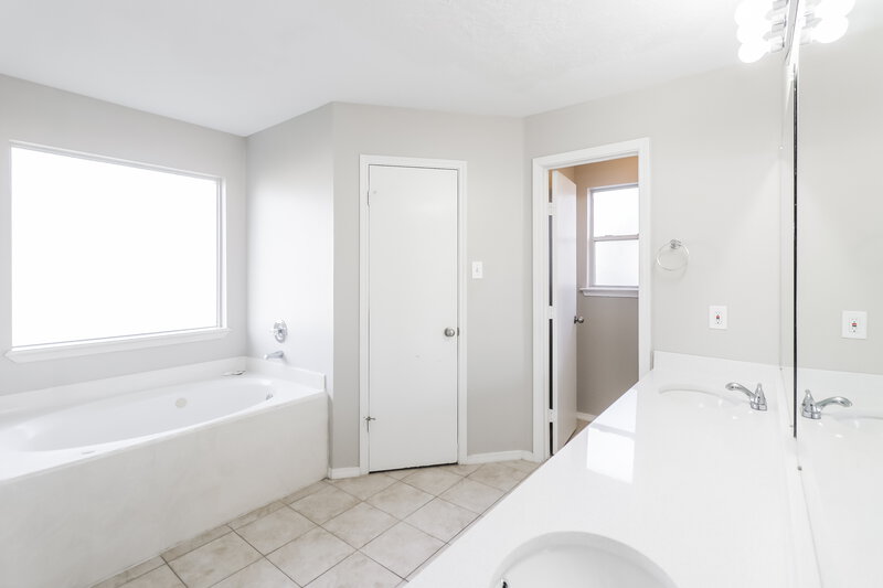 2,370/Mo, 627 Bold Ruler Dr Stafford, TX 77477 Main Bathroom View