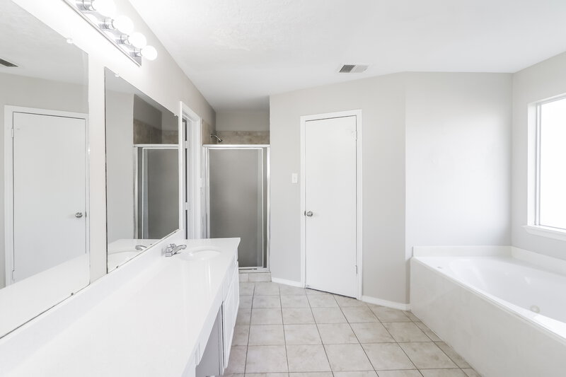 2,370/Mo, 627 Bold Ruler Dr Stafford, TX 77477 Main Bathroom View 2