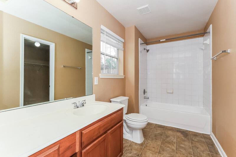 2,015/Mo, 22123 Greengate Dr Spring, TX 77389 Main Bathroom View