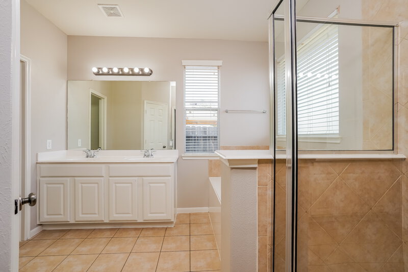 2,110/Mo, 6311 Marston River Ln Houston, TX 77066 Main Bathroom View