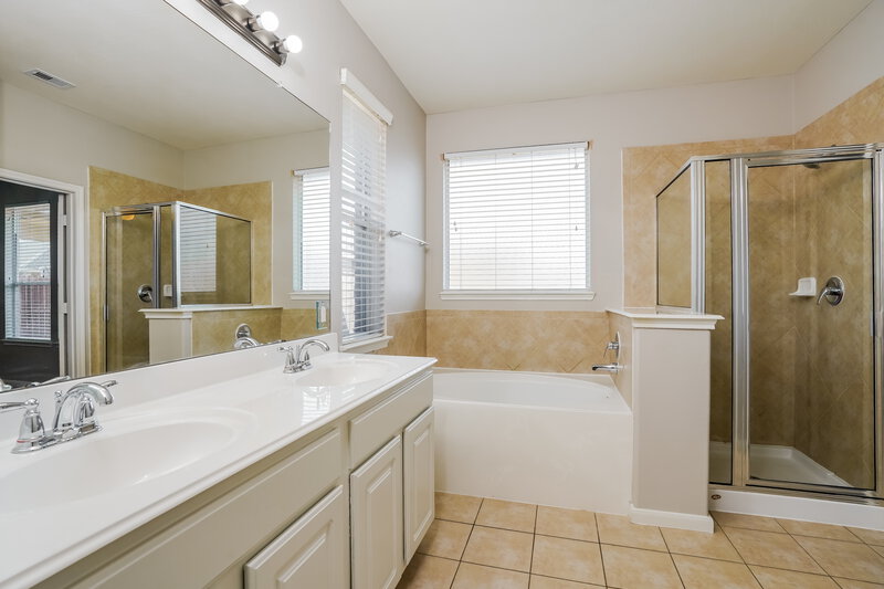 2,110/Mo, 6311 Marston River Ln Houston, TX 77066 Main Bathroom View 2
