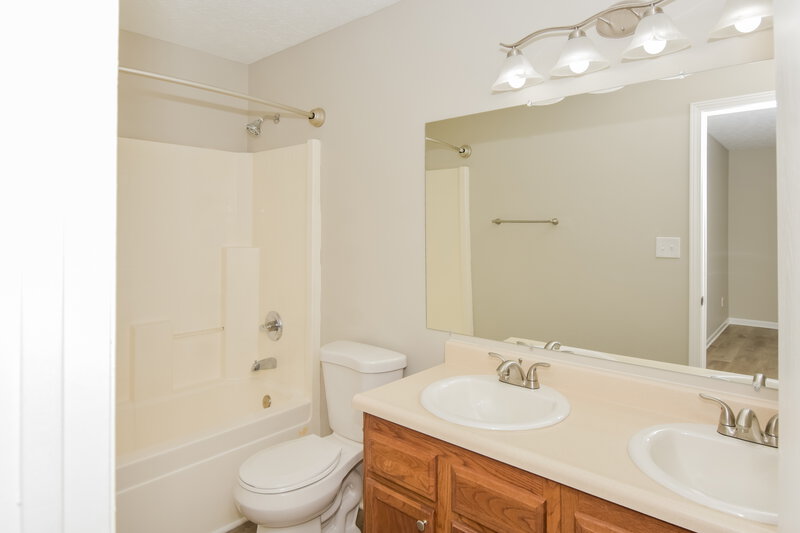 1,750/Mo, 1355 Bearsden Dr Avon, IN 46123 Main Bathroom View