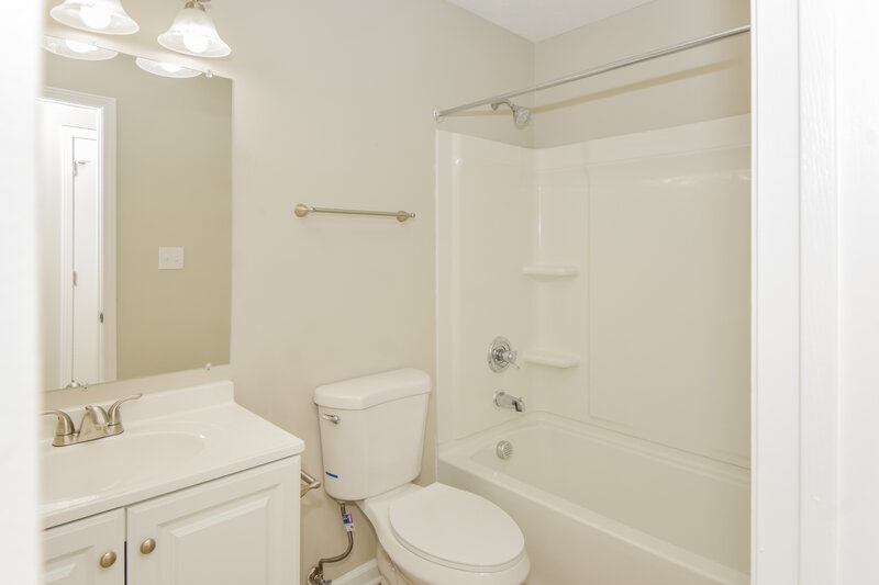 1,750/Mo, 1355 Bearsden Dr Avon, IN 46123 Bathroom View