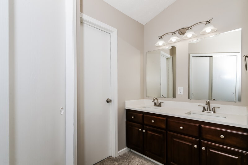 2,065/Mo, 13720 N Dover Hill Dr Camby, IN 46113 Main Bathroom View