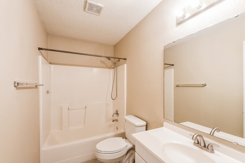 1,645/Mo, 17806 Gasparilla Ct Westfield, IN 46062 Main Bathroom View