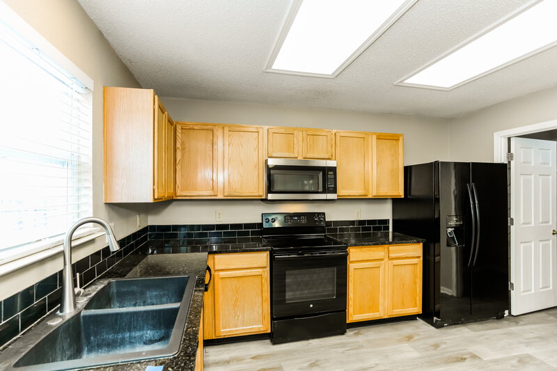 2,145/Mo, 19560 Tradewinds Dr Noblesville, IN 46062 Kitchen View 2