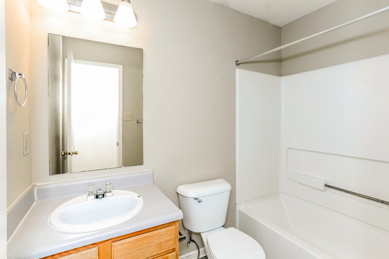 2,145/Mo, 19560 Tradewinds Dr Noblesville, IN 46062 Main Bathroom View