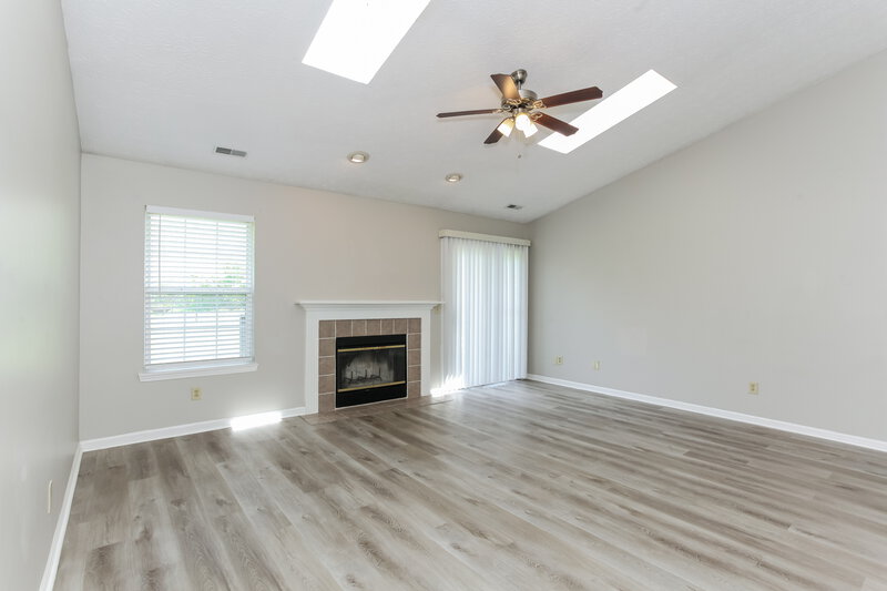 1,950/Mo, 12036 Pepperwood Dr Indianapolis, IN 46236 Living Room View 2