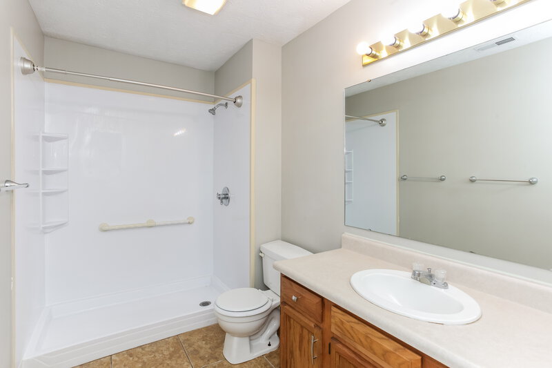 1,950/Mo, 12036 Pepperwood Dr Indianapolis, IN 46236 Main Bathroom View