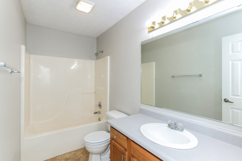 1,950/Mo, 12036 Pepperwood Dr Indianapolis, IN 46236 Bathroom View