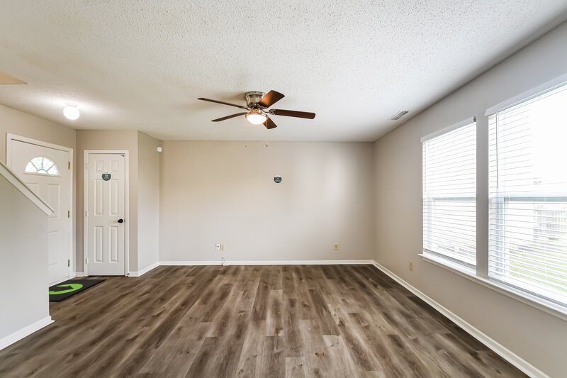 1,730/Mo, 144 Winterwood Dr Greenwood, IN 46143 Living Room View 2