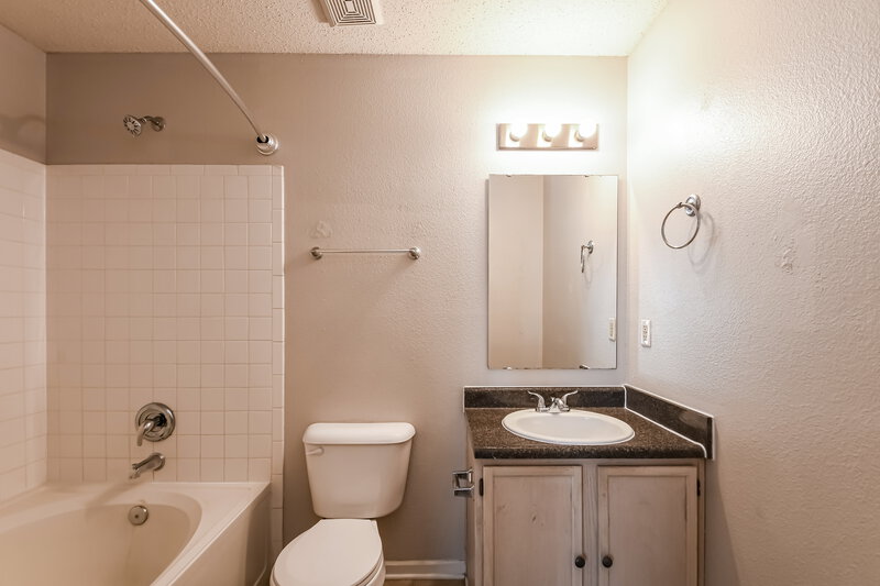 1,730/Mo, 144 Winterwood Dr Greenwood, IN 46143 Main Bathroom View