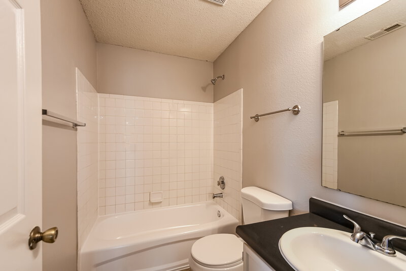 1,730/Mo, 144 Winterwood Dr Greenwood, IN 46143 Bathroom View