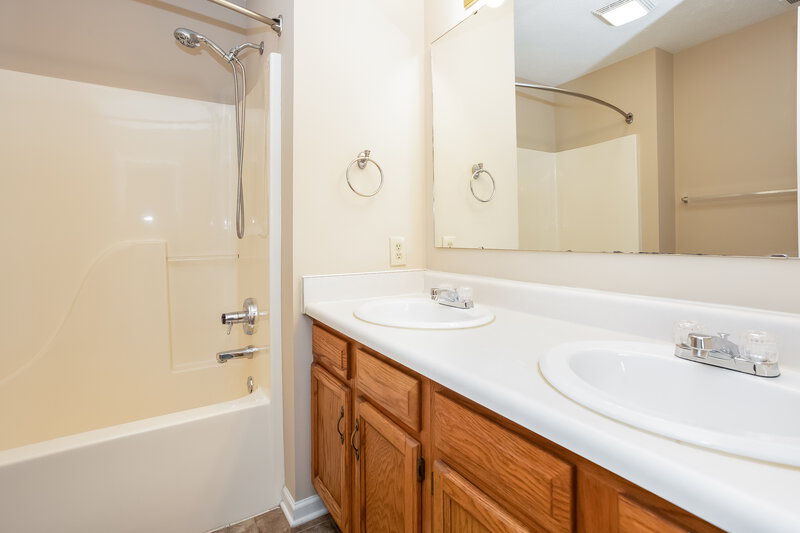 1,490/Mo, 421 N Shore Ct Franklin, IN 46131 Master Bathroom View