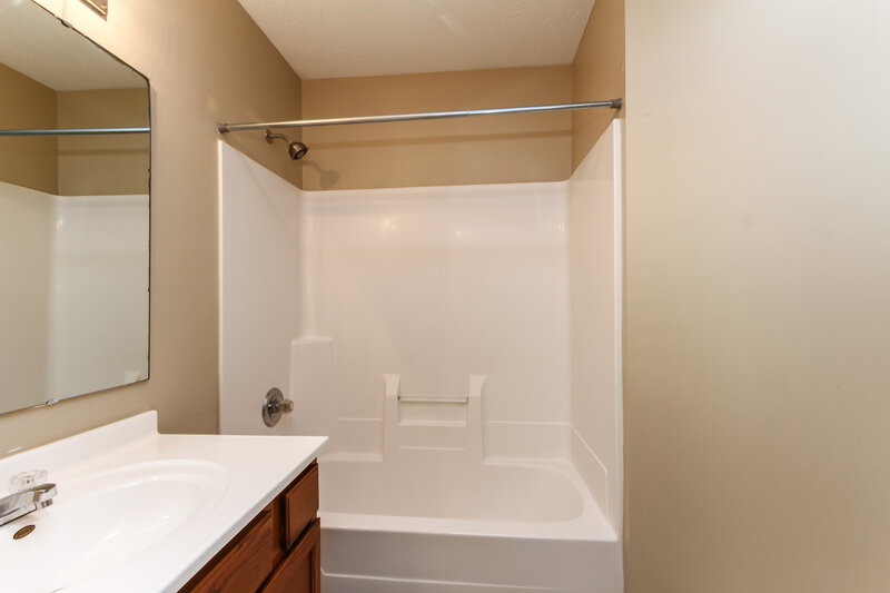 1,590/Mo, 12133 Laurelwood Dr Indianapolis, IN 46236 Master Bathroom View