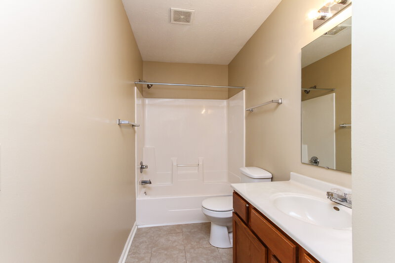 1,590/Mo, 12133 Laurelwood Dr Indianapolis, IN 46236 Bathroom View
