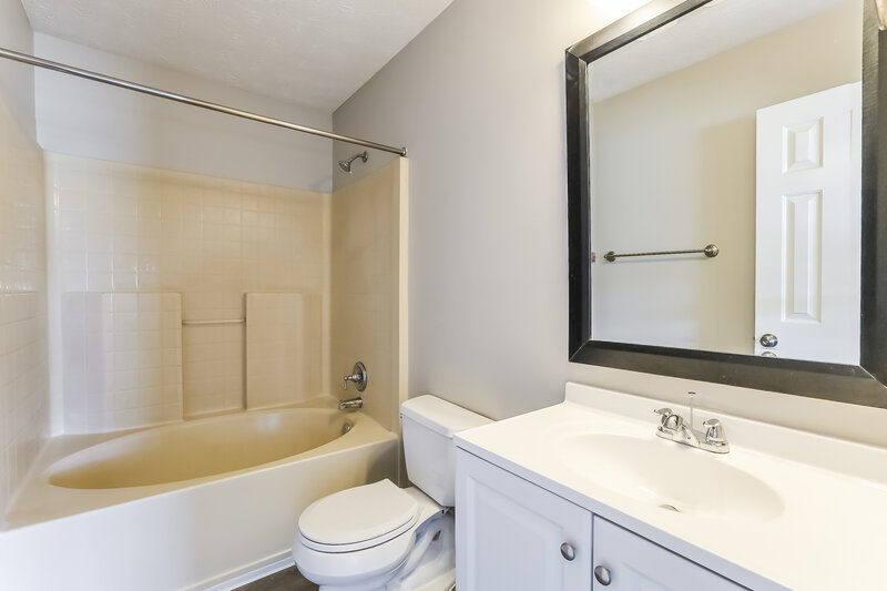 1,775/Mo, 121 Tracy Ridge Blvd New Whiteland, IN 46184 Main Bathroom View