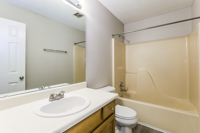1,775/Mo, 121 Tracy Ridge Blvd New Whiteland, IN 46184 Bathroom View