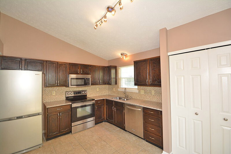 1,420/Mo, 1820 Fullerton Dr Indianapolis, IN 46214 Kitchen View 2
