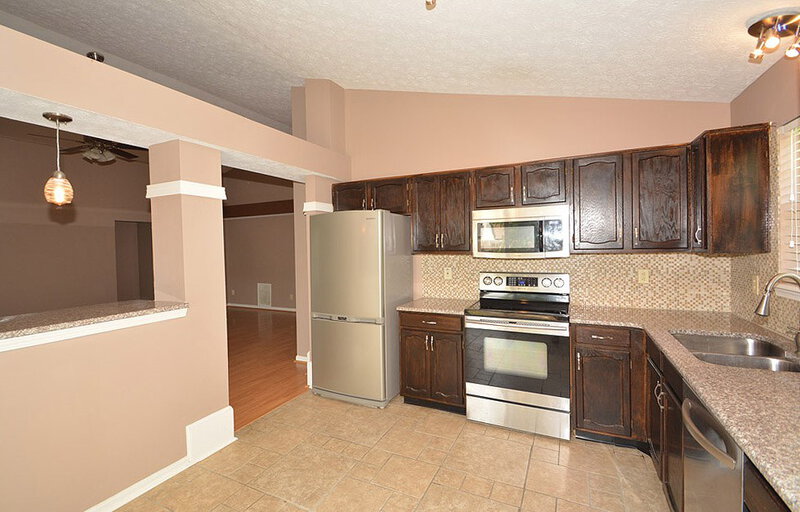 1,420/Mo, 1820 Fullerton Dr Indianapolis, IN 46214 Kitchen View 3