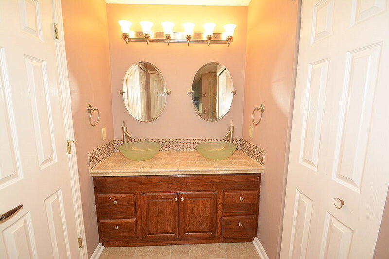 1,420/Mo, 1820 Fullerton Dr Indianapolis, IN 46214 Master Bathroom View 2