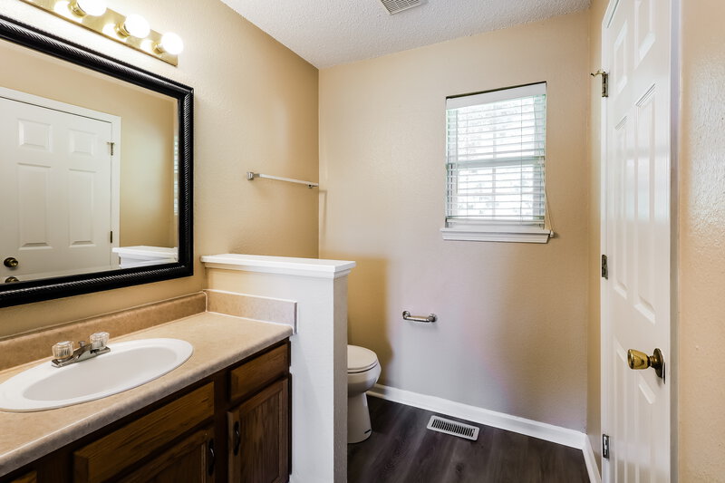 1,560/Mo, 3416 W 54th St Indianapolis, IN 46228 Main Bathroom View