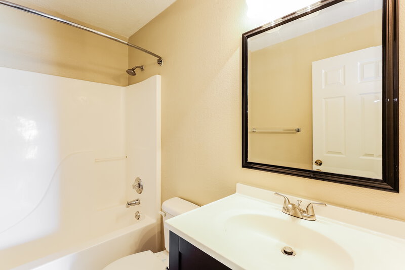 1,560/Mo, 3416 W 54th St Indianapolis, IN 46228 Bathroom View 2