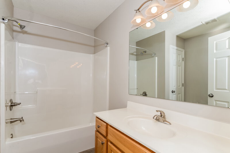 1,850/Mo, 1380 Gettysburg Way Indianapolis, IN 46234 Main Bathroom View