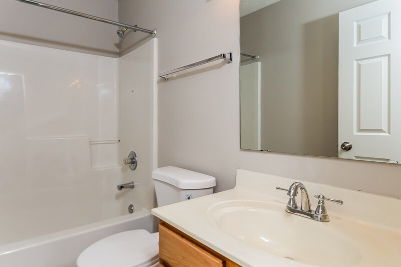 1,850/Mo, 1380 Gettysburg Way Indianapolis, IN 46234 Bathroom View 2