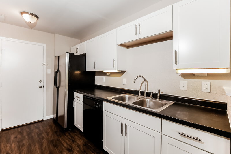 1,435/Mo, 605 Fern St Greenfield, IN 46140 Kitchen View 2