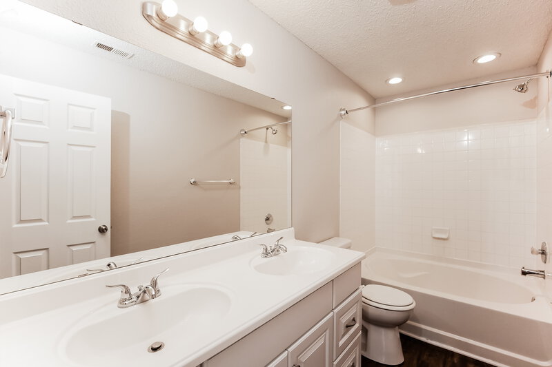 1,435/Mo, 605 Fern St Greenfield, IN 46140 Main Bathroom View