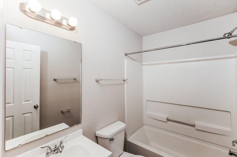 1,435/Mo, 605 Fern St Greenfield, IN 46140 Bathroom View